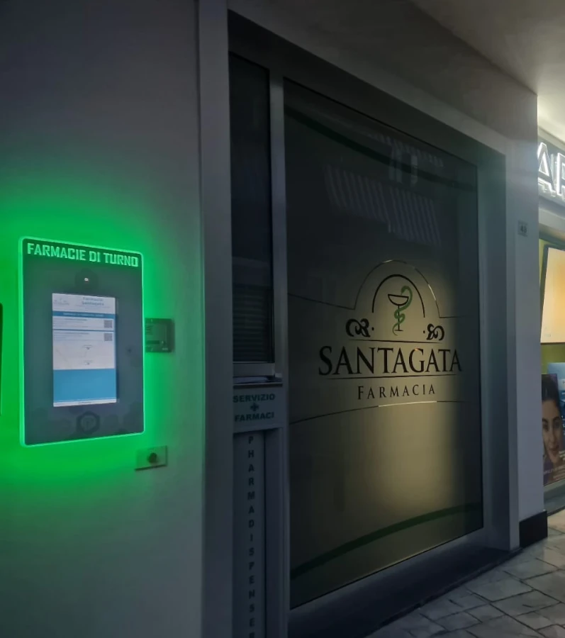 Installazione Pharmashift su facciata farmacia